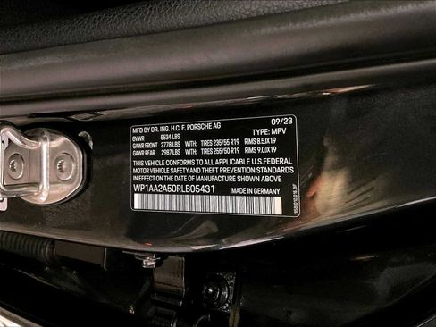 Certified 2024 Porsche Macan AWD/4WD image 36
