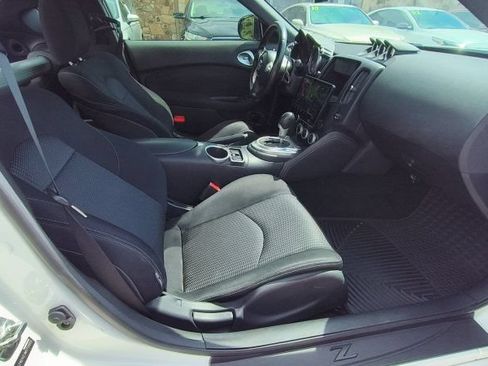 Used 2018 Nissan 370Z Coupe RWD image 12