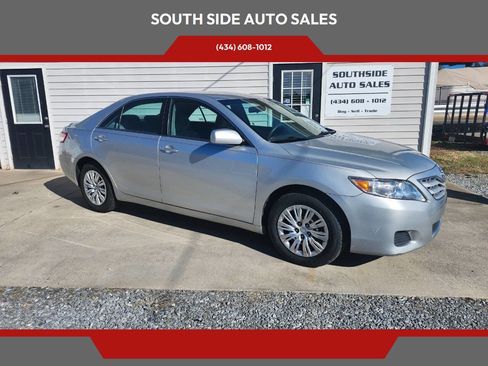 Used 2011 Toyota Camry LE image 1