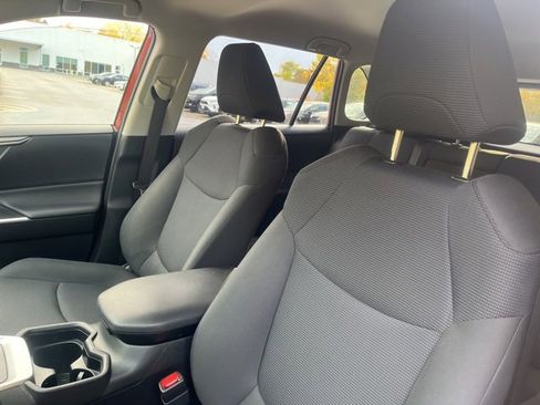 Used 2019 Toyota RAV4 LE image 9