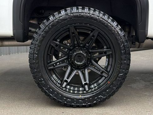 Used 2024 GMC Sierra 2500 AT4X image 11