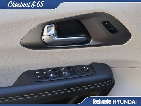 Used 2023 Chrysler Pacifica Touring-L AWD/4WD image 21