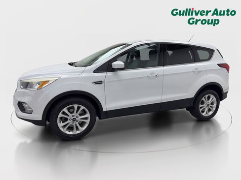 Used 2019 Ford Escape SE image 2