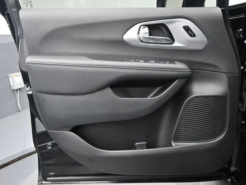 New 2025 Chrysler Pacifica Limited image 12