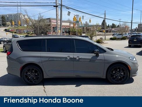 Used 2023 Chrysler Pacifica Limited w/ Uconnect Theater Family Group image 4