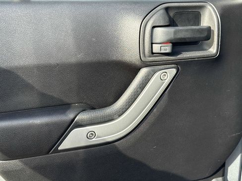 Used 2015 Jeep Wrangler Unlimited Rubicon image 12