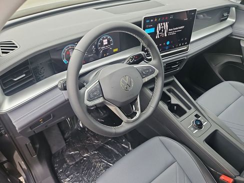 New 2026 Volkswagen Tiguan SE FWD image 9