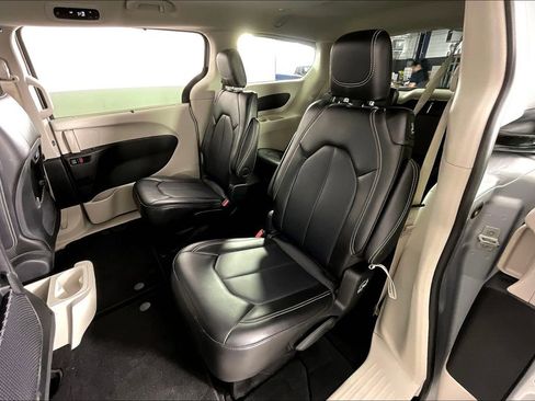 Used 2024 Chrysler Pacifica Touring-L image 36