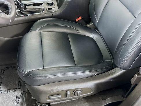 Used 2022 Chevrolet Traverse LT AWD/4WD image 17