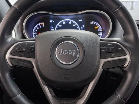 Used 2021 Jeep Grand Cherokee Laredo X image 12