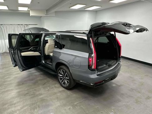 Used 2022 Cadillac Escalade ESV Sport AWD/4WD image 16