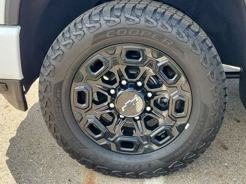 Used 2022 Chevrolet Silverado 2500 LTZ w/ LTZ Plus Package AWD/4WD image 5