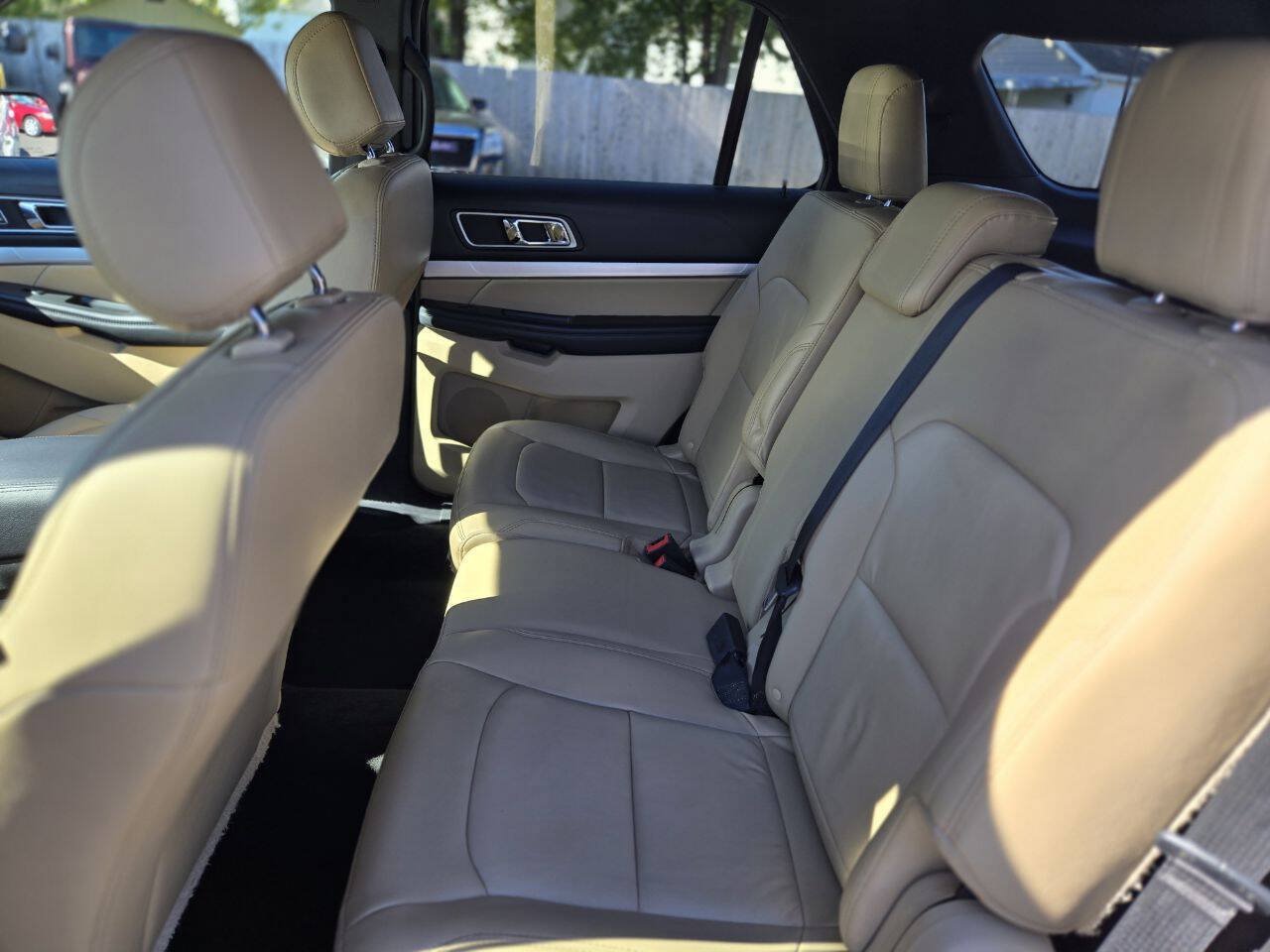 Used 2017 Ford Explorer XLT w/ Equipment Group 202A AWD/4WD image 27
