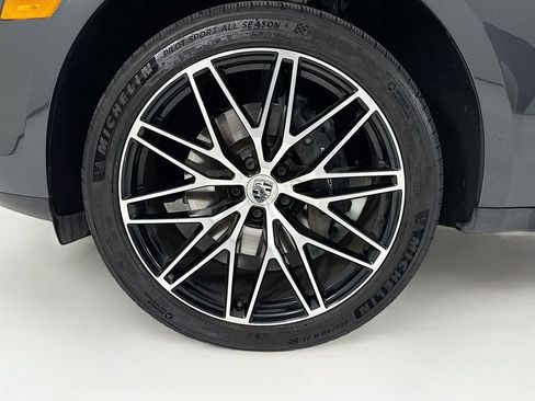 Certified 2025 Porsche Macan AWD/4WD image 36