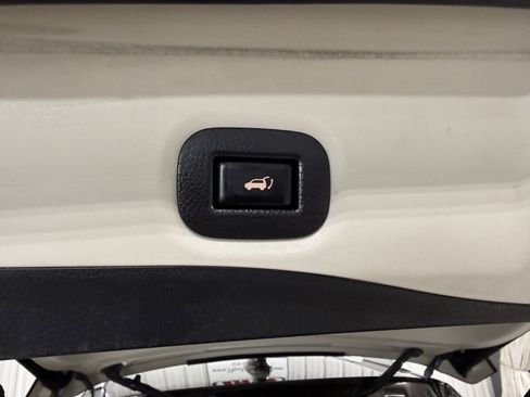 Used 2017 Nissan Rogue SL w/ SL Premium Package image 6