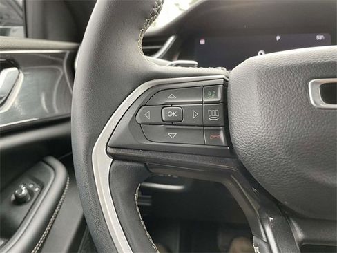 Used 2023 Jeep Grand Cherokee L Laredo image 24