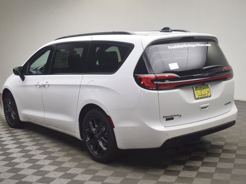New 2026 Chrysler Pacifica Limited w/ S Appearance Package image 13