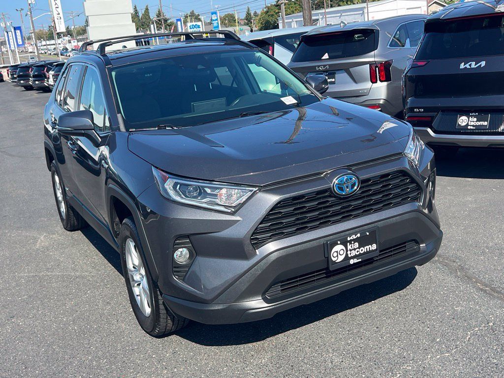 Used 2020 Toyota RAV4 XLE w/ Convenience Package AWD/4WD image 3