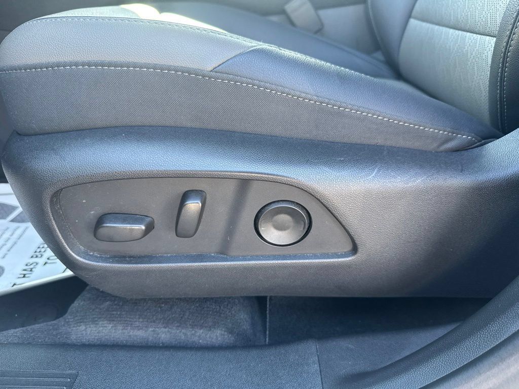 Used 2025 Chevrolet Equinox LT w/ Convenience Package II AWD/4WD image 17