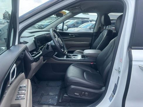 Used 2025 Kia Carnival FWD image 8