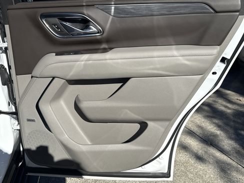 Used 2023 GMC Yukon SLT w/ SLT Premium Package image 18