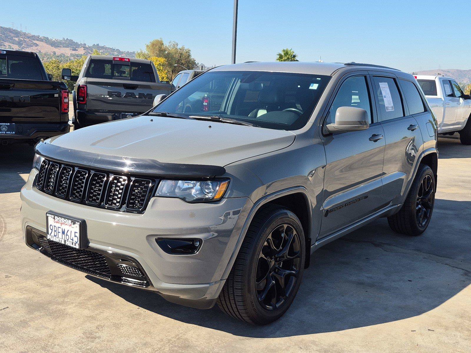 Used 2022 Jeep Grand Cherokee Laredo X RWD image 3