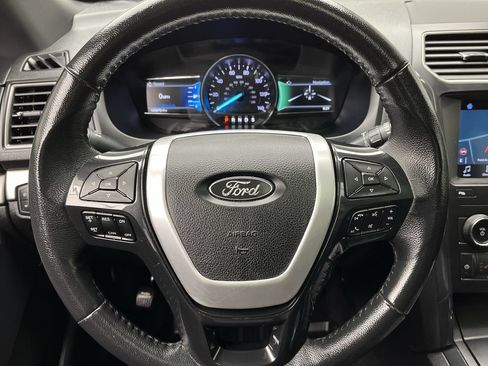 Used 2019 Ford Explorer XLT w/ Equipment Group 202A AWD/4WD image 17