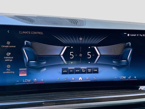 Used 2025 BMW X6 xDrive40i w/ Climate Comfort Package image 16