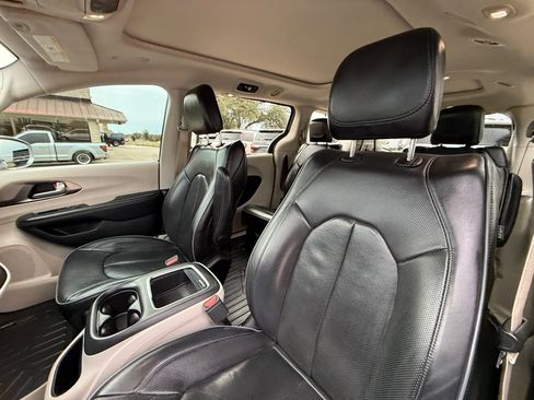 Used 2018 Chrysler Pacifica Limited FWD image 18