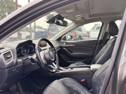Used 2018 MAZDA MAZDA3 Grand Touring w/ Premium Equipment Package FWD image 12