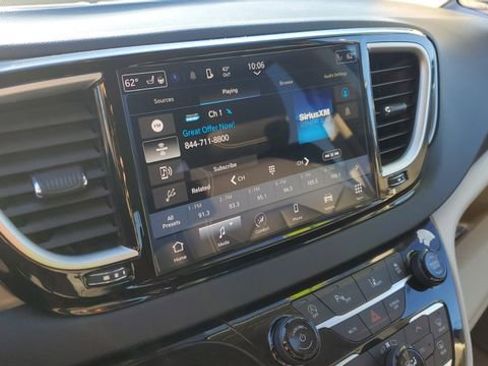 Certified 2024 Chrysler Pacifica Touring-L image 13