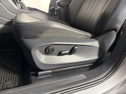Used 2024 Volkswagen Tiguan SE w/ Panoramic Sunroof Package AWD/4WD image 11
