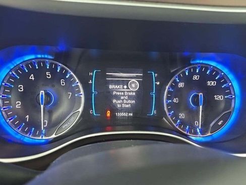 Used 2017 Chrysler Pacifica Touring-L w/ Tire & Wheel Group image 10