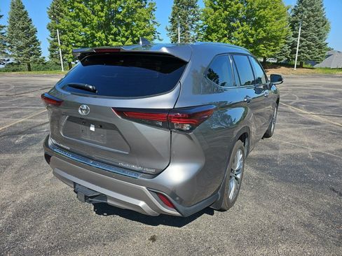 Used 2025 Toyota Highlander Platinum AWD/4WD image 6