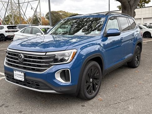 Used 2025 Volkswagen Atlas SE w/ Black Wheel Package image 9