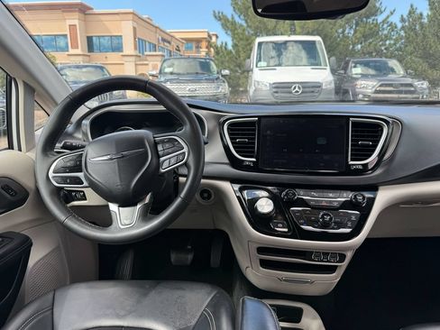 Used 2024 Chrysler Pacifica Touring-L FWD image 22