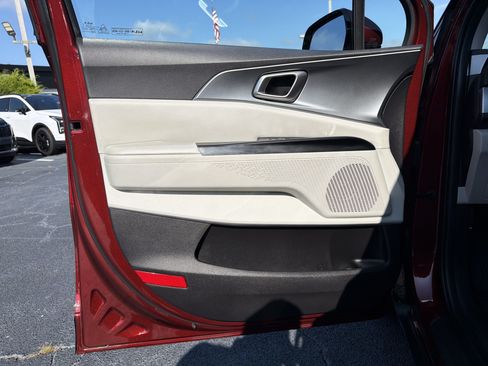 Used 2024 Kia Carnival LX FWD image 8
