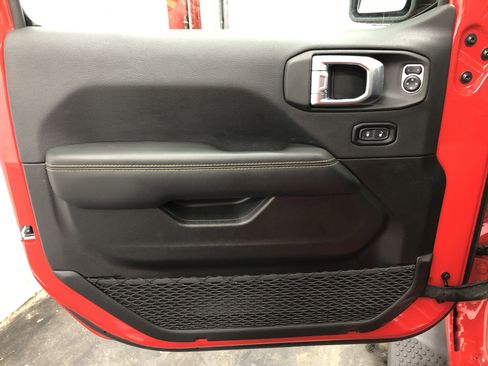 Certified 2025 Jeep Wrangler Sahara w/ Safety Group image 16