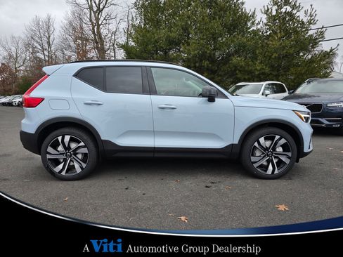 Used 2025 Volvo XC40 B5 Plus w/ Protection Package Premier image 9