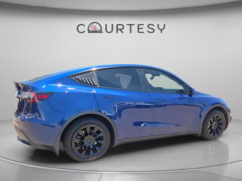 Used 2022 Tesla Model Y Long Range AWD/4WD image 5