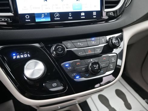 Used 2023 Chrysler Pacifica Touring-L FWD image 14