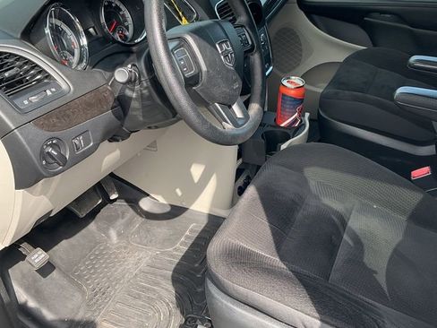 Used 2019 Dodge Grand Caravan SE image 2