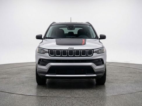 Used 2025 Jeep Compass Trailhawk AWD/4WD image 2