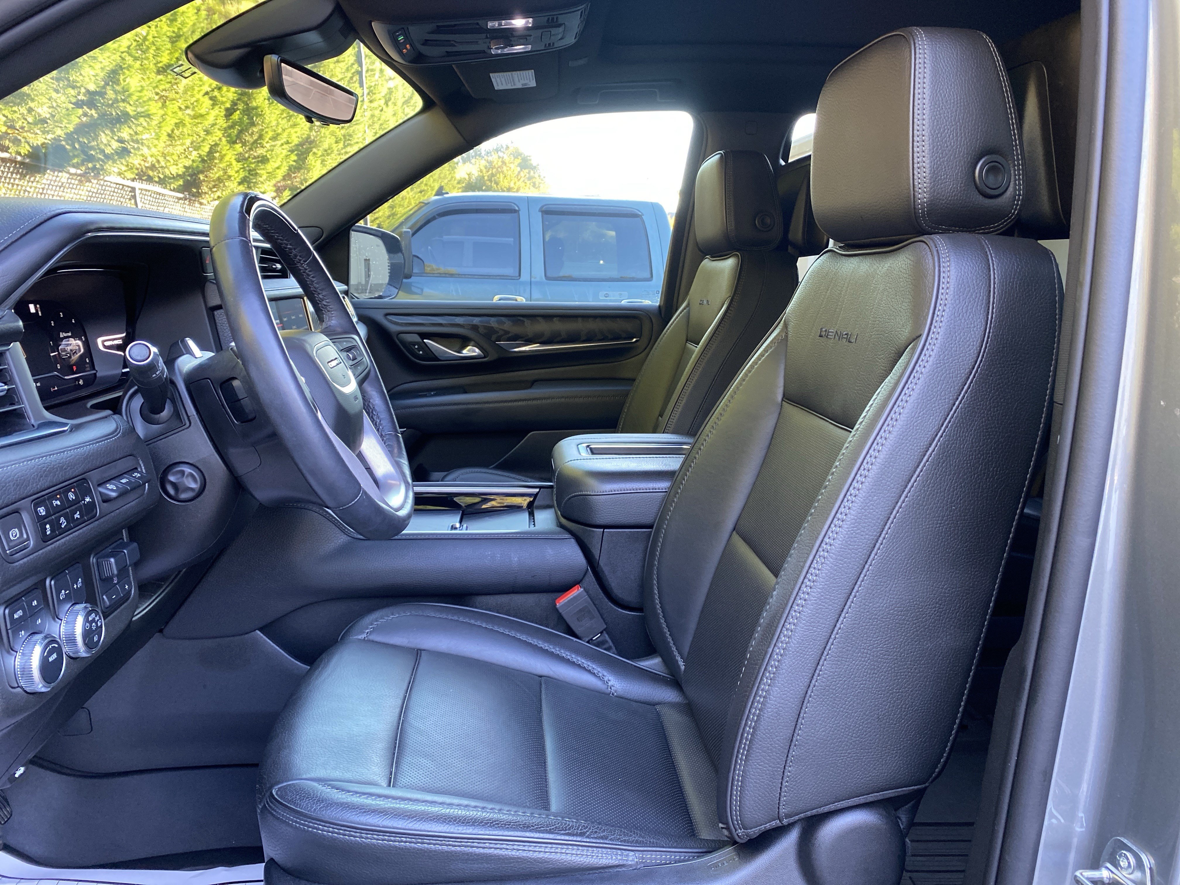 Used 2023 GMC Yukon Denali w/ Advanced Technology Package AWD/4WD image 12