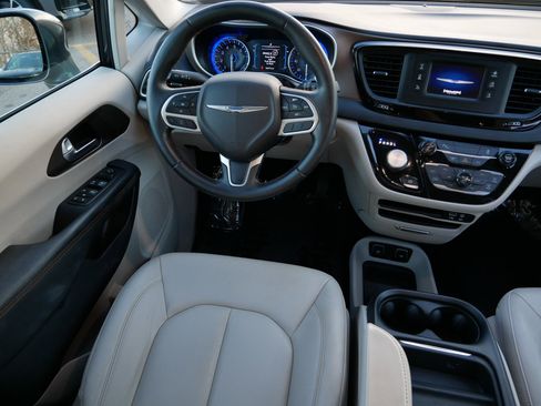 Used 2017 Chrysler Pacifica Touring-L image 9