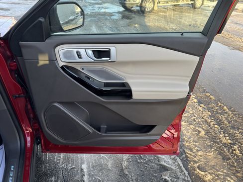 Used 2023 Ford Explorer Platinum w/ Premium Technology Package image 29