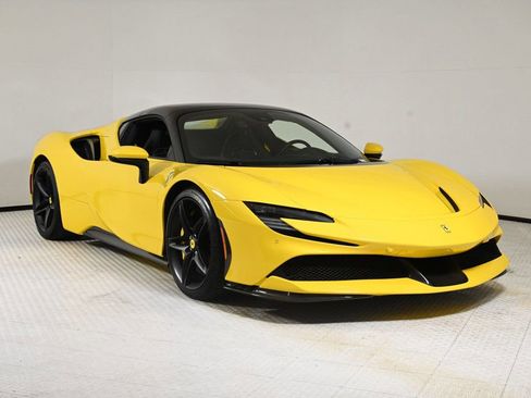 Used 2022 Ferrari SF90 Spider image 11