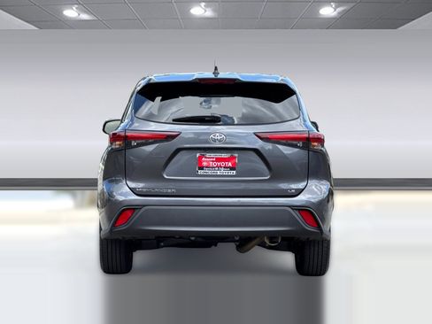 Used 2025 Toyota Highlander LE FWD image 9