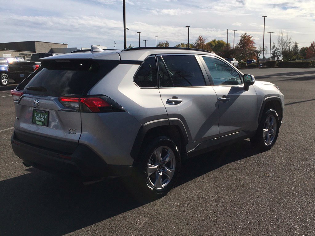 Used 2025 Toyota RAV4 XLE AWD/4WD image 8