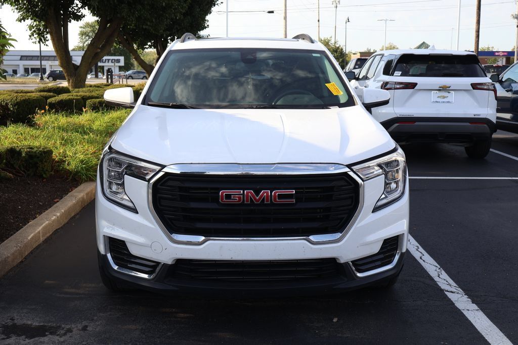 Used 2023 GMC Terrain SLE w/ Driver Convenience Package FWD image 2